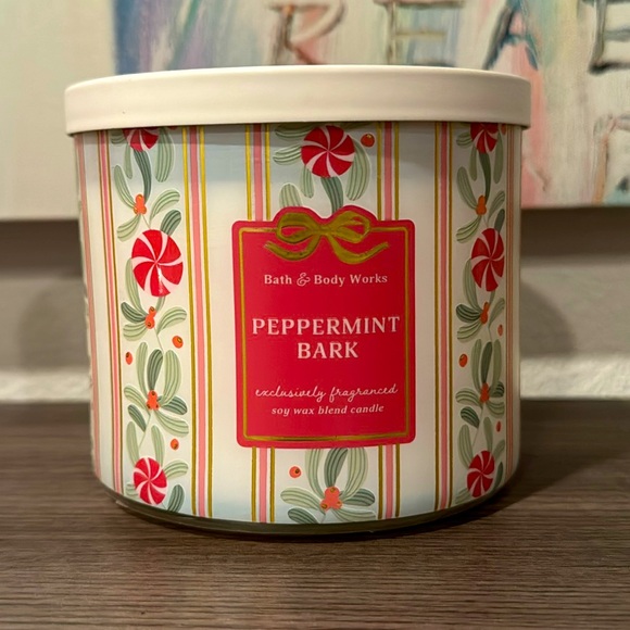 Peppermint Bark Candle Bath and Body Works - Picture 1 of 3